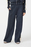 puggy-navy-track-broek-wide-leg-neo-noir-model-vooraanzicht2