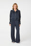 puggy-navy-track-broek-wide-leg-neo-noir-model-vooraanzicht3