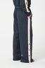 puggy-navy-track-broek-wide-leg-neo-noir-model-zijaanzicht2