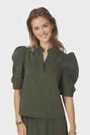 roella-poplin-blouse-army-neo-noir-modelfoto-vooraanzicht-1