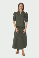 roella-poplin-blouse-army-neo-noir-modelfoto-vooraanzicht-2