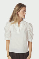 roella-poplin-blouse-white-neo-noir-modelfoto-vooraanzicht-1