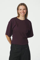 asha-boxy-gecentreerde-t-shirt-bordeaux-neo-noir-modelfoto-vooraanzicht-1