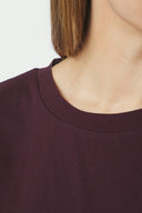 asha-boxy-gecentreerde-t-shirt-bordeaux-neo-noir-modelfoto-close-up-1