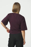 asha-boxy-gecentreerde-t-shirt-bordeaux-neo-noir-modelfoto-achteraanzicht-1