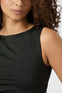 ditty-mouwloze-top-zwart-neo-noir-modelfoto-detail-1