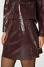 neo-noir-lakleren-mini-rok-hemie-bordeaux-3