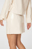 neo-noir-lakleren-mini-rok-hemie-cream-4