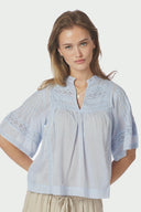 siama-voile-blouse-light-blue-neo-noir-model-vooraanzicht-3