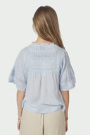 siama-voile-blouse-light-blue-neo-noir-model-achteraanzicht-2