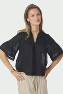siama-voile-blouse-navy-neo-noir-model-vooraanzicht-2
