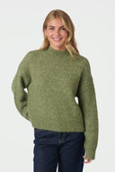 paulina-fluffy-gebreide-trui-groen-neo-noir-modelfoto-vooraanzicht-1