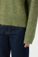 paulina-fluffy-gebreide-trui-groen-neo-noir-modelfoto-detail-1