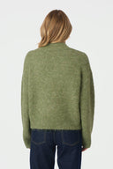 paulina-fluffy-gebreide-trui-groen-neo-noir-modelfoto-achteraanzicht-1
