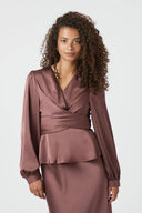 rista-satijnen-blouse-dark-rose-neo-noir-model-vooraanzicht-1