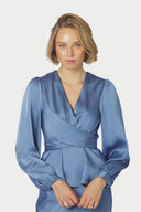 rista-satijnen-blouse-dusty-blue-neo-noir-modelfoto-vooraanzicht-1