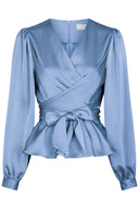 rista-satijnen-blouse-dusty-blue-neo-noir-productfoto-vooraanzicht-1