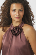 rosette-satijnen-top-dark-roze-neo-noir-model-close-up-1