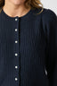 puli-gebreide-cardigan-navy-neo-noir-model-close-up-1