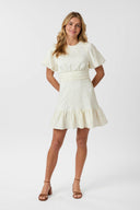 sulli-jacquard-jurk-creme-modelfoto-vooraanzicht-2