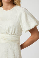 sulli-jacquard-jurk-creme-modelfoto-detail-2