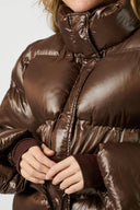 rhea-gewatteerde-jas-dark-brown-donkerbruin-neo-noir-modelfoto-close-up-1