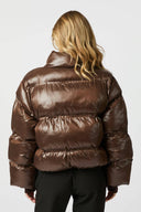rhea-gewatteerde-jas-dark-brown-donkerbruin-neo-noir-modelfoto-achteraanzicht-1