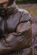 rhea-gewatteerde-jas-dark-brown-donkerbruin-neo-noir-lookfoto-detail-1