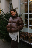 rhea-gewatteerde-jas-dark-brown-donkerbruin-neo-noir-lookfoto-vooraanzicht-1
