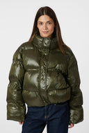 rhea-gewatteerde-jas-olive-neo-noir-model-vooraanzicht-1