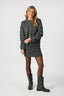 taura-fluffy-gebreide-cardigan-antracit-neo-noir-model-vooraanzicht-2