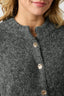 taura-fluffy-gebreide-cardigan-antracit-neo-noir-model-close-up-1