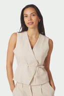 samara-ramie-waistcoat-mouwloos-gilet-natural-neo-noir-modelfoto-vooraanzicht-3
