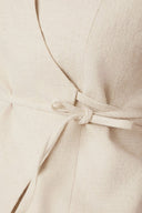 samara-ramie-waistcoat-mouwloos-gilet-natural-neo-noir-modelfoto-detail-1