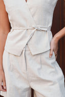 samara-ramie-waistcoat-mouwloos-gilet-natural-neo-noir-modelfoto-close-up-1