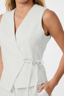 samara-ramie-waistcoat-mouwloos-gilet-off-white-neo-noir-modelfoto-close-up-1