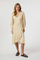 eva-soft-floral-midi-jurk-dusty-yellow-neo-noir-modelfoto-vooraanzicht-1