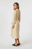 eva-soft-floral-midi-jurk-dusty-yellow-neo-noir-modelfoto-achteraanzicht-1