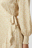 eva-soft-floral-midi-jurk-dusty-yellow-neo-noir-modelfoto-detail-1