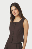 yula-linnen-mouwloze-gilet-vest-dark-brown-neo-noir-modelfoto-vooraanzicht-1