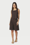 yula-linnen-mouwloze-gilet-vest-dark-brown-neo-noir-modelfoto-vooraanzicht-2