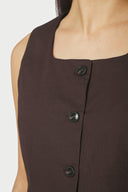 yula-linnen-mouwloze-gilet-vest-dark-brown-neo-noir-modelfoto-detail-1