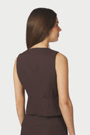 yula-linnen-mouwloze-gilet-vest-dark-brown-neo-noir-modelfoto-achteraanzicht-1
