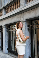 rafli-mouwloze-top-open-rug-ramie-neo-noir-beige-modelfoto-zijaanzicht-2