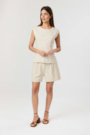 rafli-mouwloze-top-open-rug-ramie-neo-noir-beige-modelfoto-vooraanzicht-5