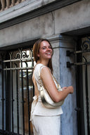 rafli-mouwloze-top-open-rug-ramie-neo-noir-beige-modelfoto-zijaanzicht-1