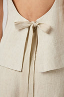 rafli-mouwloze-top-open-rug-ramie-neo-noir-beige-modelfoto-detail-1