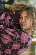 kick-gebreide-geruite-trui-wine-bordeaux-neo-noir-lookfoto-close-up-1