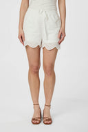 senna-broderie-short-white-neo-noir-modelfoto-vooraanzicht-3