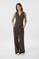 samara-melange-wikkelvest-brown-melange-mouwloos-neo-noir-model-vooraanzicht-2